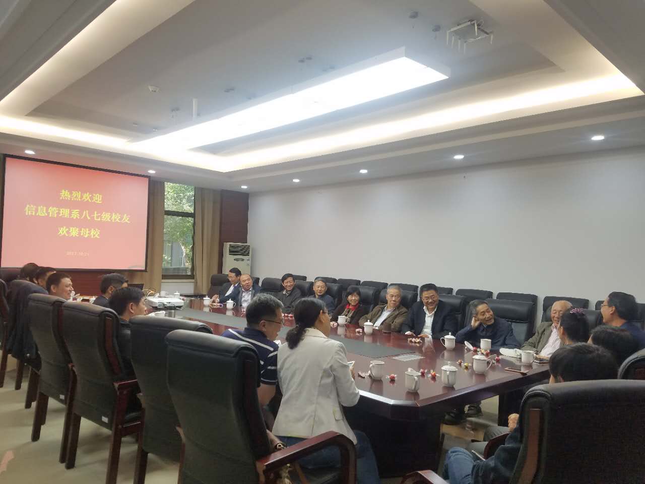 信管公司87科技档案班员工返校2.jpg
